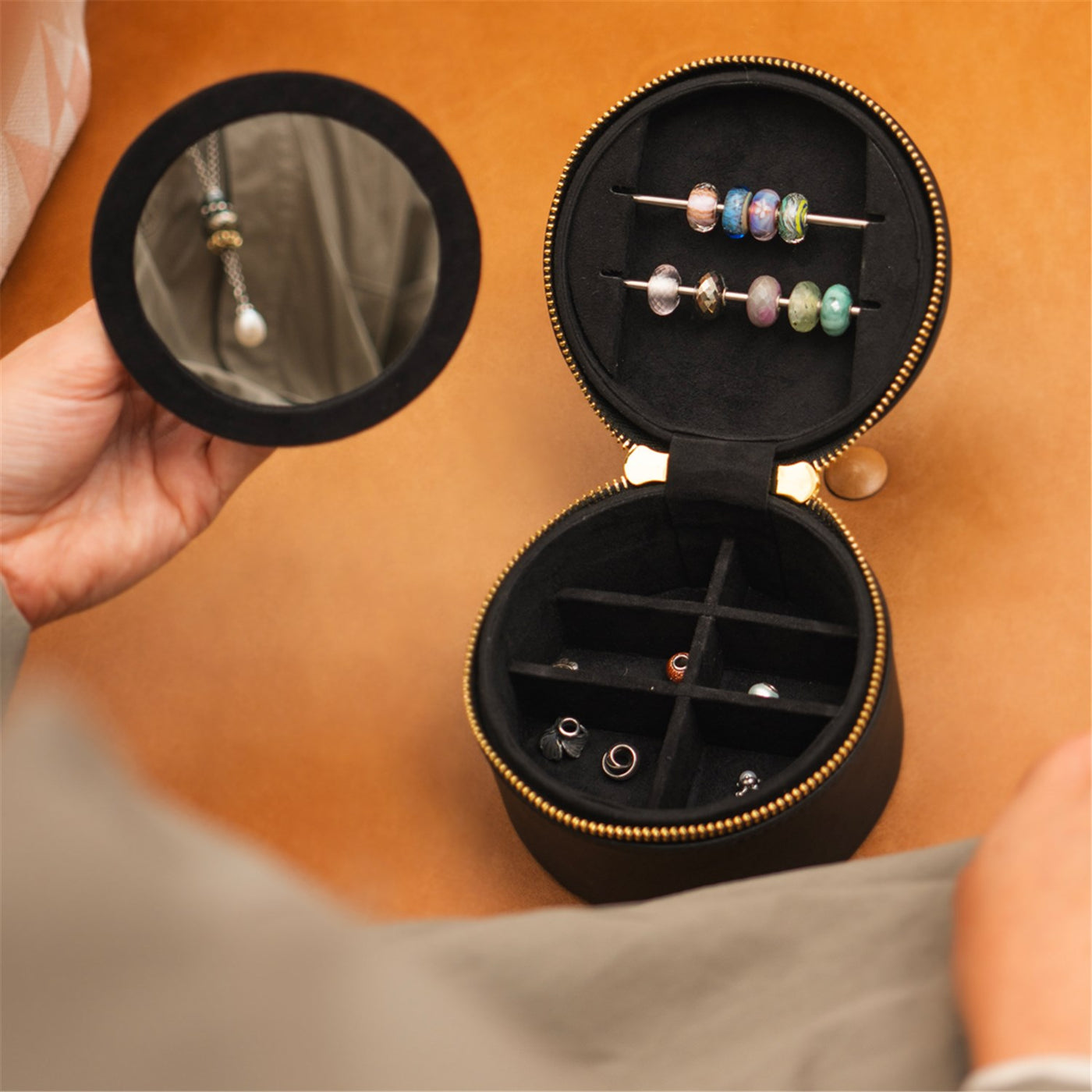 Yuvarlak Mücevher Kutusu, Siyah